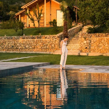 Bujtina Kapinova Tatil parkı *